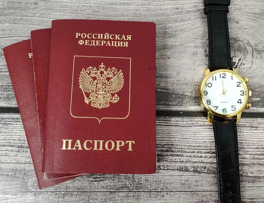 Загранпаспорт и часы